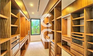 Casa en Venta en Cancun en Residencial Lagos del Sol con 4 Recámaras y Alberca