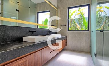 Casa en Venta en Cancun en Residencial Lagos del Sol con 4 Recámaras y Alberca