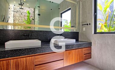 Casa en Venta en Cancun en Residencial Lagos del Sol con 4 Recámaras y Alberca