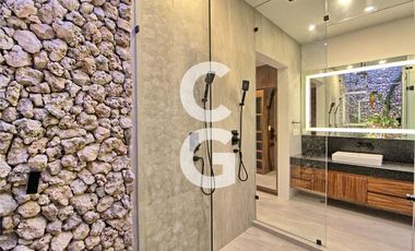 Casa en Venta en Cancun en Residencial Lagos del Sol con 4 Recámaras y Alberca