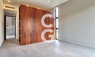 Casa en Venta en Cancun en Residencial Lagos del Sol con 4 Recámaras y Alberca