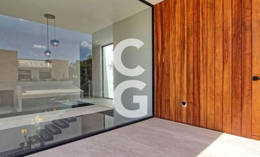 Casa en Venta en Cancun en Residencial Lagos del Sol con 4 Recámaras y Alberca