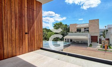 Casa en Venta en Cancun en Residencial Lagos del Sol con 4 Recámaras y Alberca