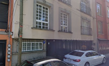 CASA EN VENTA EN LOMAS DE CHAPULTEPEC, MIGUEL HIDALGO, CDMX. REMATE BANCARIO CON EXCELENTE UBICACIÓN.