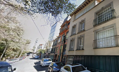 CASA EN VENTA EN LOMAS DE CHAPULTEPEC, MIGUEL HIDALGO, CDMX. REMATE BANCARIO CON EXCELENTE UBICACIÓN.