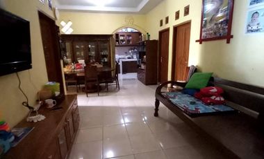 Dijual Tanah Beserta 4 Bangunan di Padalarang, Strategis Area Komplek