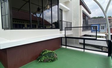 RUMAH 2 LANTAI RENOVASI BARU DENGAN BALKON LUAS & INTERIOR CANTIK LOKASI STRATEGIS