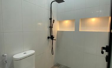 RUMAH 2 LANTAI RENOVASI BARU DENGAN BALKON LUAS & INTERIOR CANTIK LOKASI STRATEGIS