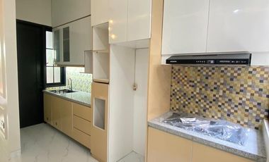 RUMAH 2 LANTAI RENOVASI BARU DENGAN BALKON LUAS & INTERIOR CANTIK LOKASI STRATEGIS