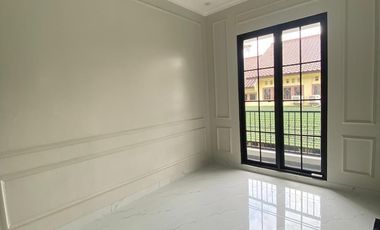 RUMAH 2 LANTAI RENOVASI BARU DENGAN BALKON LUAS & INTERIOR CANTIK LOKASI STRATEGIS