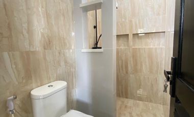 RUMAH 2 LANTAI RENOVASI BARU DENGAN BALKON LUAS & INTERIOR CANTIK LOKASI STRATEGIS