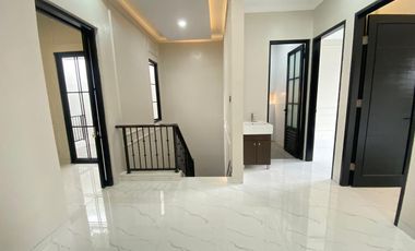RUMAH 2 LANTAI RENOVASI BARU DENGAN BALKON LUAS & INTERIOR CANTIK LOKASI STRATEGIS