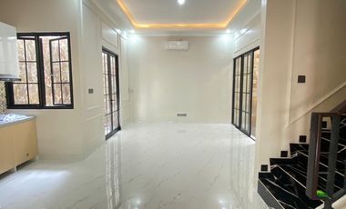 RUMAH 2 LANTAI RENOVASI BARU DENGAN BALKON LUAS & INTERIOR CANTIK LOKASI STRATEGIS