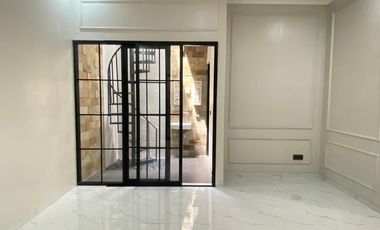 RUMAH 2 LANTAI RENOVASI BARU DENGAN BALKON LUAS & INTERIOR CANTIK LOKASI STRATEGIS