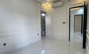 RUMAH 2 LANTAI RENOVASI BARU DENGAN BALKON LUAS & INTERIOR CANTIK LOKASI STRATEGIS