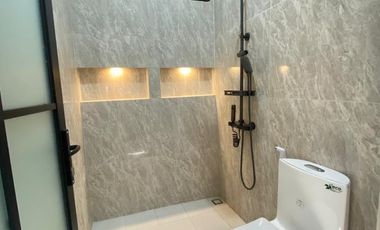 RUMAH 2 LANTAI RENOVASI BARU DENGAN BALKON LUAS & INTERIOR CANTIK LOKASI STRATEGIS