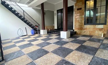 RUMAH 2 LANTAI RENOVASI BARU DENGAN BALKON LUAS & INTERIOR CANTIK LOKASI STRATEGIS