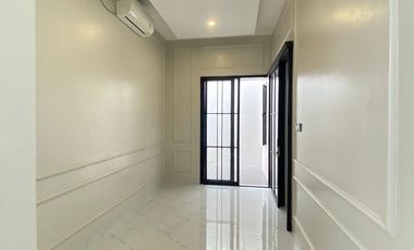 RUMAH 2 LANTAI RENOVASI BARU DENGAN BALKON LUAS & INTERIOR CANTIK LOKASI STRATEGIS