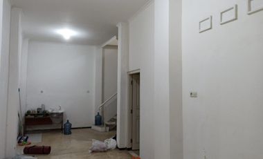 Dijual Rumah Hook 2 Lantai Siap Huni Hanya 50 Meter Dari Jl Slamet Riyadi Solo