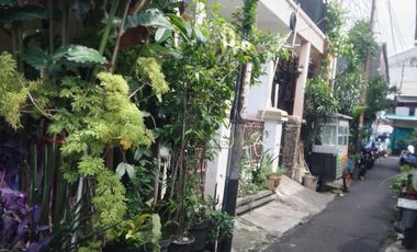 DIJUAL RUMAH BANGUNAN PERMANEN 2 LANTAI SIAP HUNI BERLOKASI STRATEGIS DI SLIPI