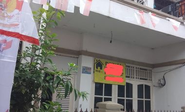 DIJUAL RUMAH BANGUNAN PERMANEN 2 LANTAI SIAP HUNI BERLOKASI STRATEGIS DI SLIPI