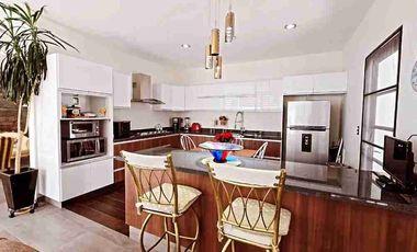 Casa en venta Amueblada con alberca frente al Club Campestre