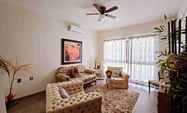 Casa en venta Amueblada con alberca frente al Club Campestre