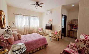 Casa en venta Amueblada con alberca frente al Club Campestre