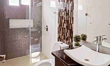 Casa en venta Amueblada con alberca frente al Club Campestre