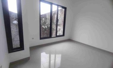 rumah murah 2 lantai SHM di utan kayu jakarta timur 300jutaan