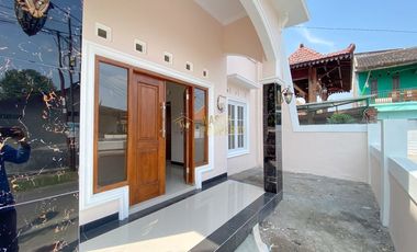 RUMAH BARU DAN SIAP HUNI, 10 MENIT DARI TERMINAL GIWANGAN