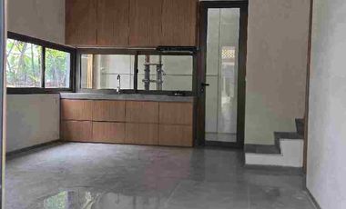 Disewakan Rumah Hoek Baru di Puri 11 uk 7x12 untuk 3 lantai Harga 150 juta