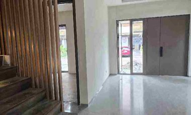 Disewakan Rumah Hoek Baru di Puri 11 uk 7x12 untuk 3 lantai Harga 150 juta