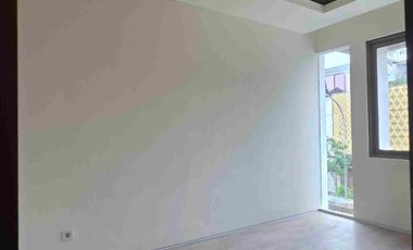 Disewakan Rumah Hoek Baru di Puri 11 uk 7x12 untuk 3 lantai Harga 150 juta