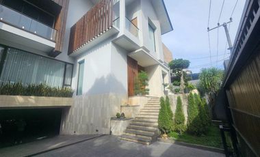 Villa Modern Eksklusif 3 Lantai Dijual, di Denpasar Barat Area