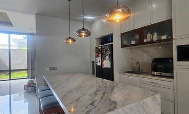 Villa Modern Eksklusif 3 Lantai Dijual, di Denpasar Barat Area