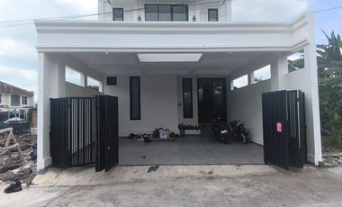 Rumah Mewah American Classic Dekat Ambarukmo Plaza, Full Furnished, SHM IMB Ready
