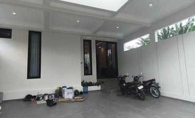 Rumah Mewah American Classic Dekat Ambarukmo Plaza, Full Furnished, SHM IMB Ready