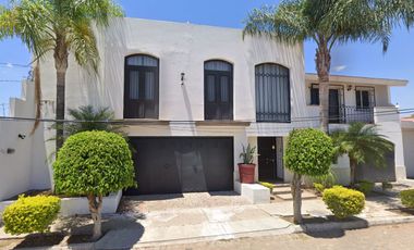 CASA EN VENTA EN LOS GRANADOS, ACATLÁN DE JUÁREZ, JALISCO.