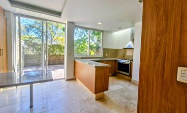 PRECIOSA CASA EN CONDOMINIO EN VENTA RODEADA DE JARDINES