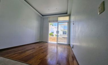 PRECIOSA CASA EN CONDOMINIO EN VENTA RODEADA DE JARDINES