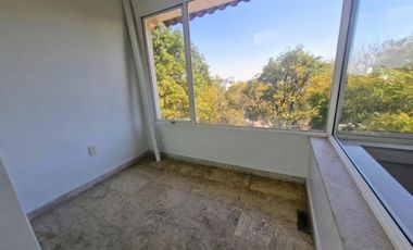 PRECIOSA CASA EN CONDOMINIO EN VENTA RODEADA DE JARDINES