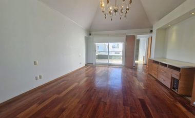 PRECIOSA CASA EN CONDOMINIO EN VENTA RODEADA DE JARDINES