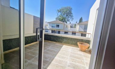 PRECIOSA CASA EN CONDOMINIO EN VENTA RODEADA DE JARDINES