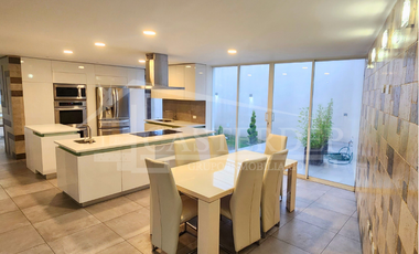 Venta de casa dentro de Urb. en el Norte de Quito