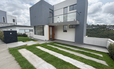 Casa independiente en venta en Nayon, 3 habitaciones + cuarto de entretenimiento