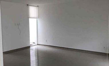 Rento casa en Parque Novara, 3 habitaciones cada una con sus baño.