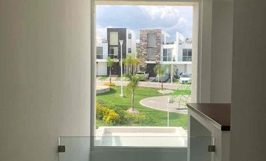 Rento casa en Parque Novara, 3 habitaciones cada una con sus baño.