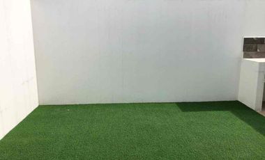 Rento casa en Parque Novara, 3 habitaciones cada una con sus baño.