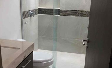 Rento casa en Parque Novara, 3 habitaciones cada una con sus baño.